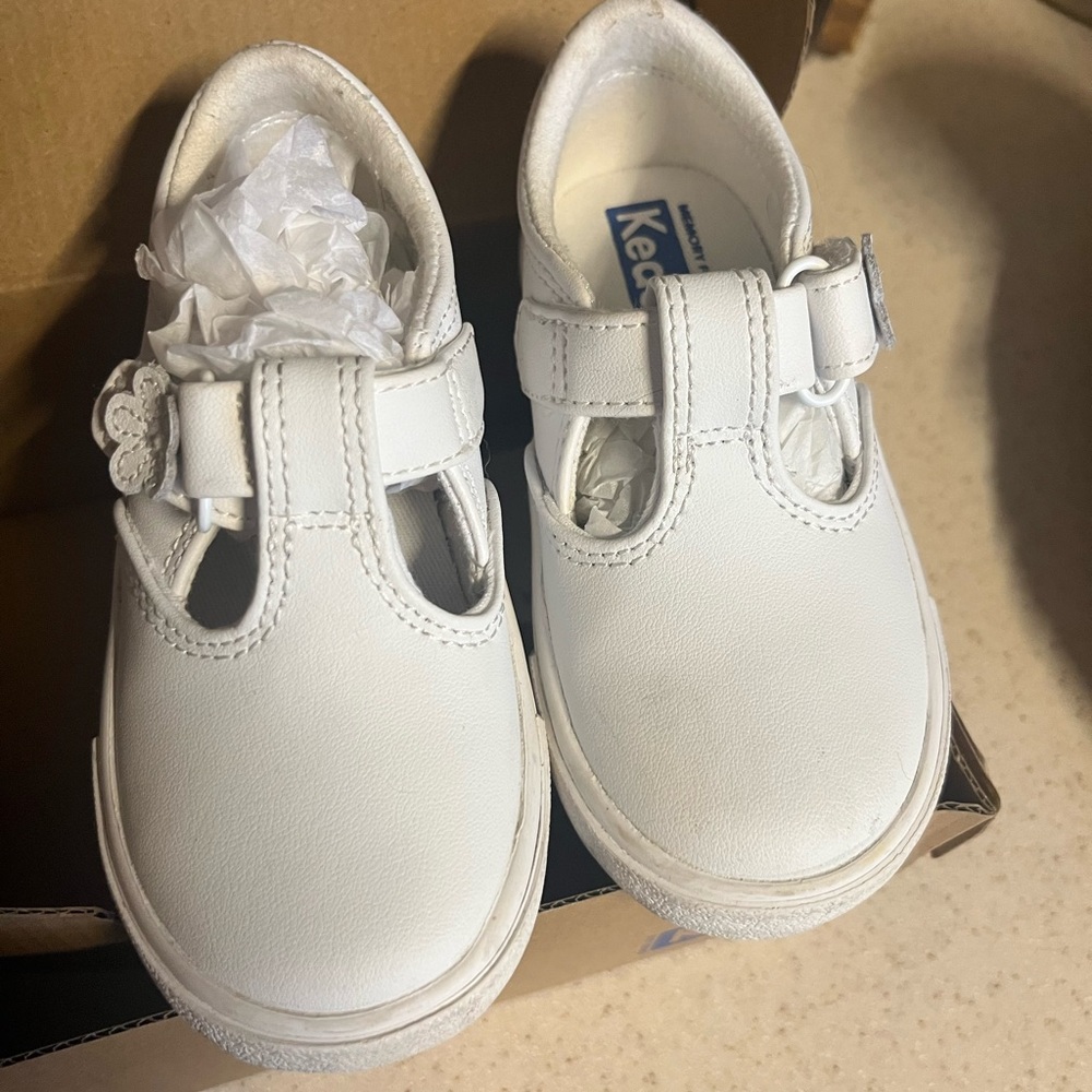 Keds Daphne White LEATHER Kids Dress Shoes with Floral Accent, little girls 6.5